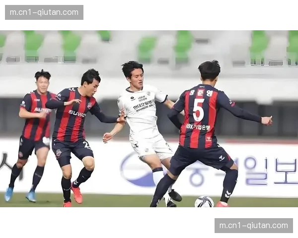 首尔FC边翼卫插上积极 身后空当成防守致命隐患